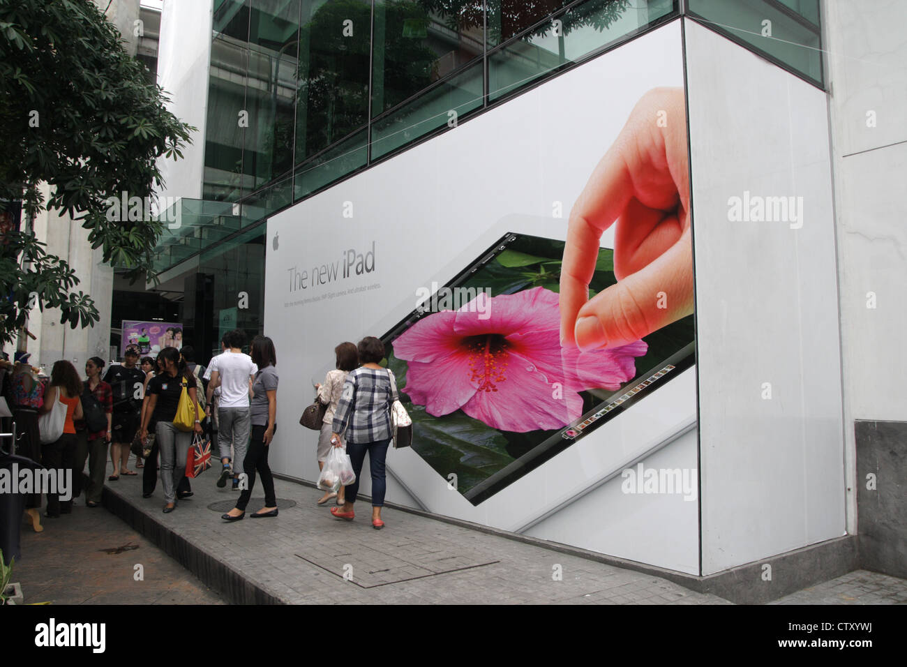 Neue IPad-Werbung im Apple Store unter Digital Gateway Shopping Mall in Bangkok Stockfoto