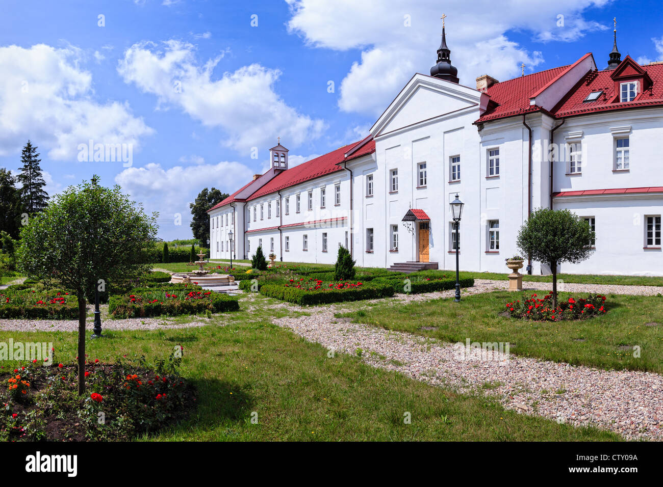 Das historische Kloster mit einem Garten in Suprasl, Polen. Stockfoto