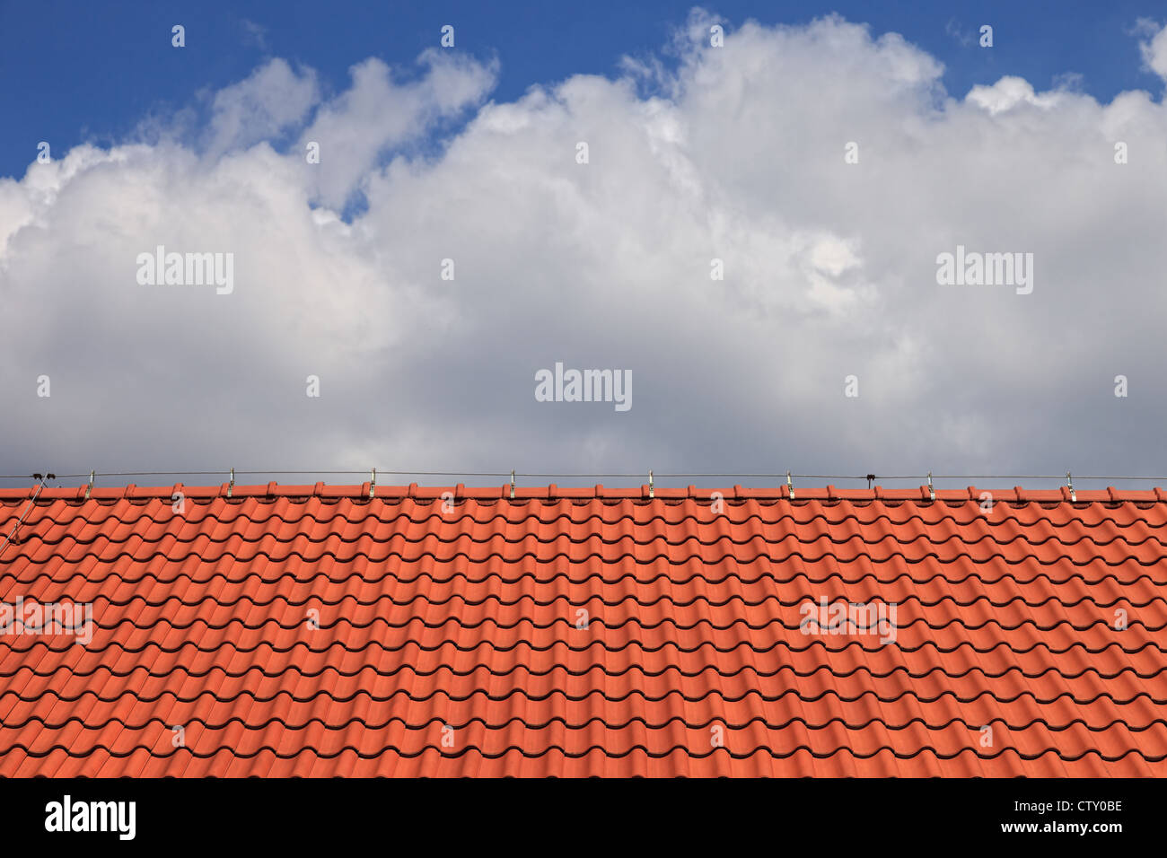 Rote Dachziegel Dach Muster auf blauem Himmelshintergrund. Stockfoto