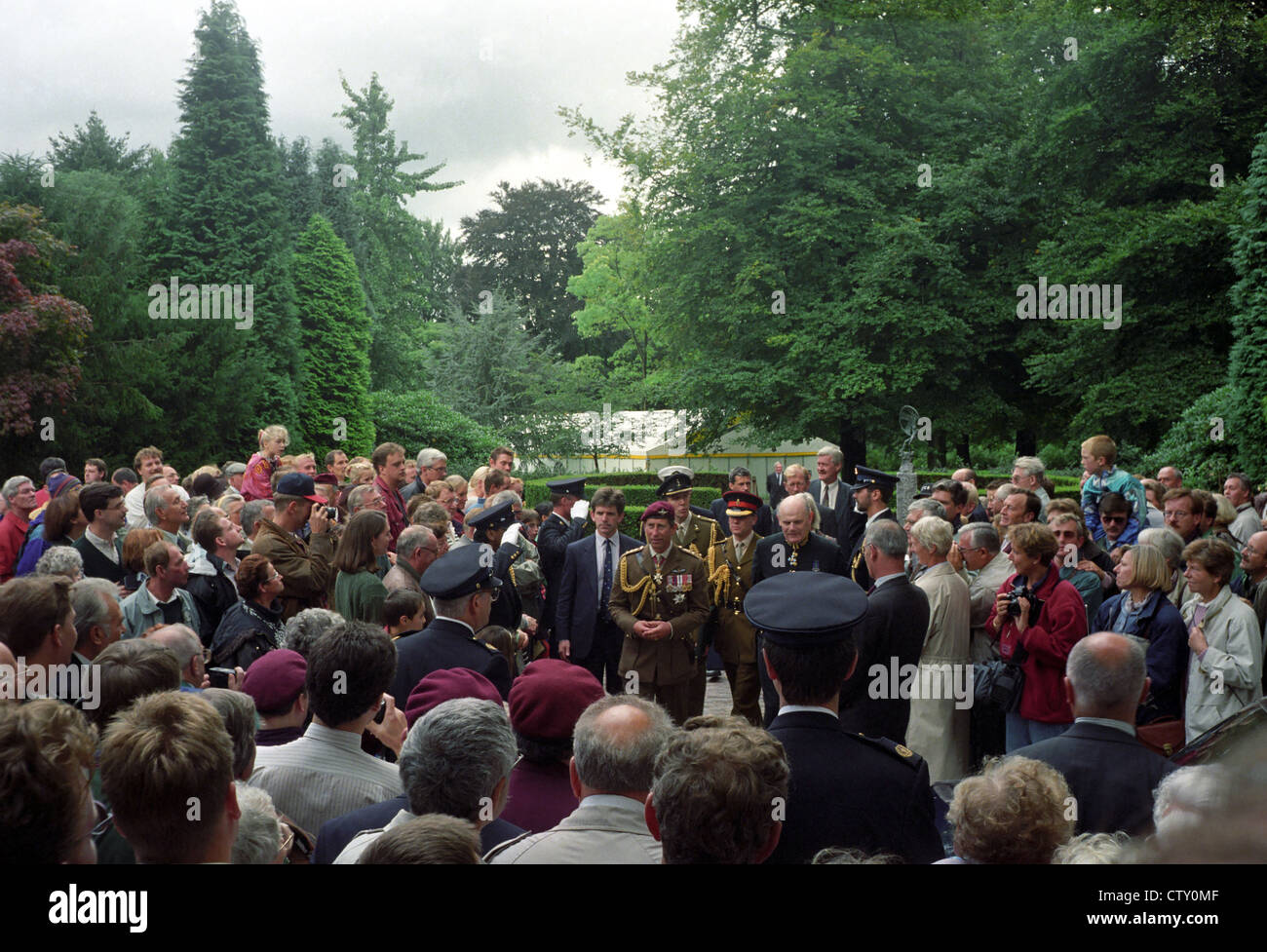 Prinz Charles in Oosterbeek in der Nähe von Arnheim während des 50. Jahrestages der Operation Market Garden. 1994. Stockfoto