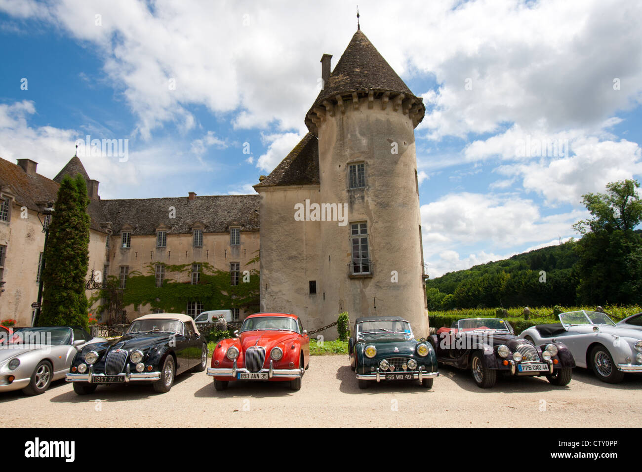 Sport Autos vor der Burg Savigny-Lès-Beaune. Frankreich Stockfoto