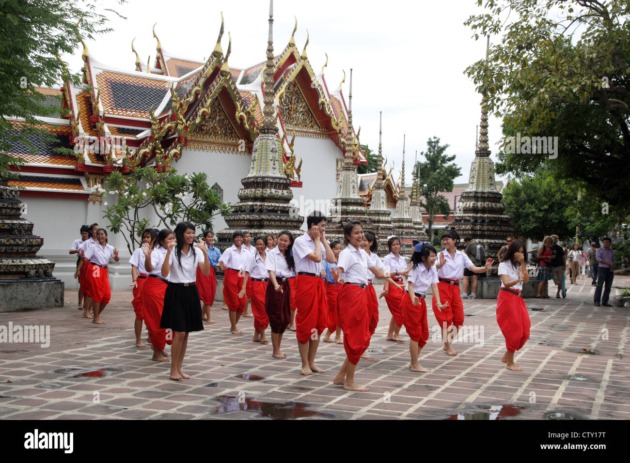 Thailändische Tanzgruppe am Wat Pho Tempel in Bangkok Stockfoto