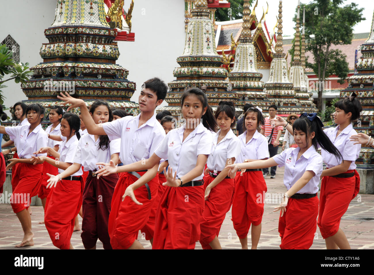 Thailändische Tanzgruppe am Wat Pho Tempel in Bangkok Stockfoto