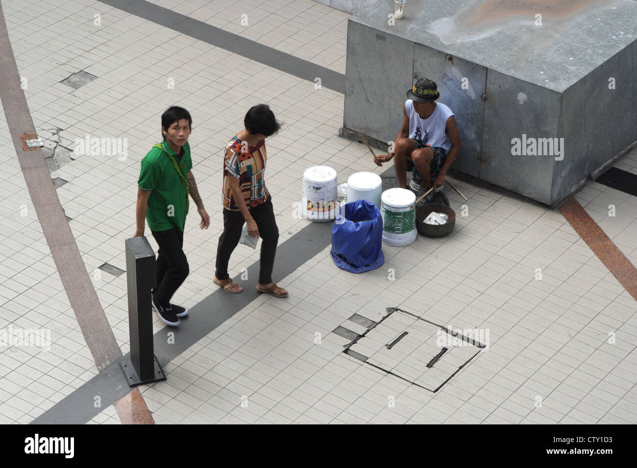 Trommel Musiker auf Straße in Bangkok Stockfoto