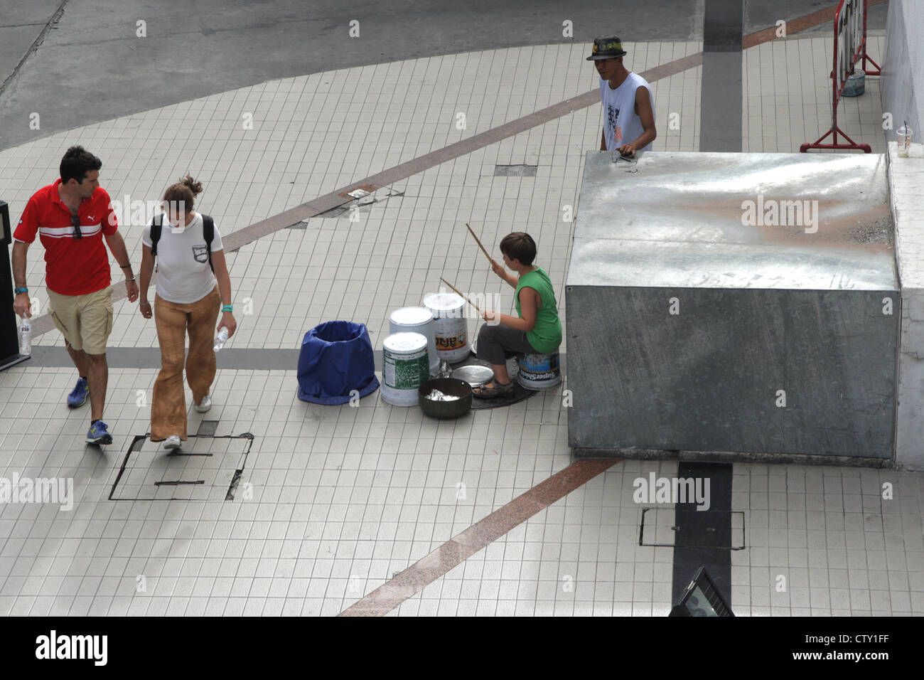 Trommel Musiker auf Straße in Bangkok Stockfoto