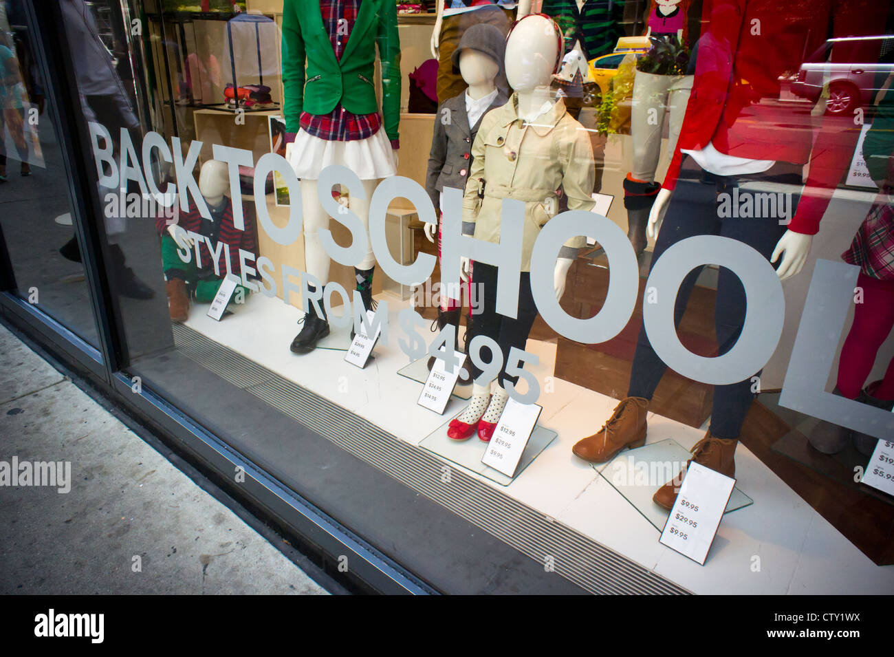 Eine zurück zur Schule-Schaufenster wird in einem Kaufhaus in New York gesehen. Stockfoto