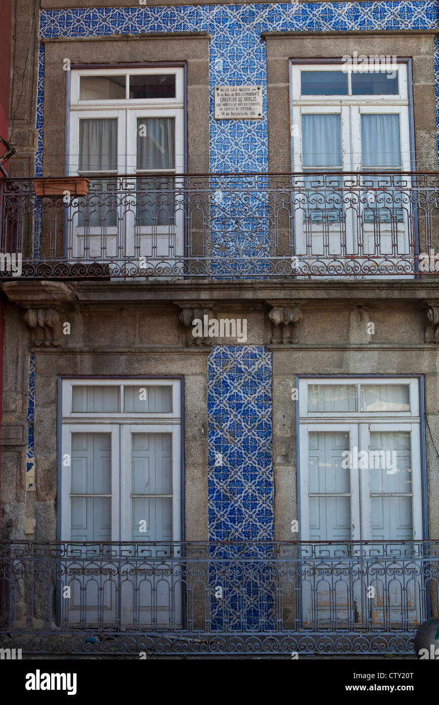 Typische Fassade des Hauses in Porto mit blauen Faïence, Balkon und vier Fenstern. Porto, Porto, Portugal, Süd-Europa, EU Stockfoto