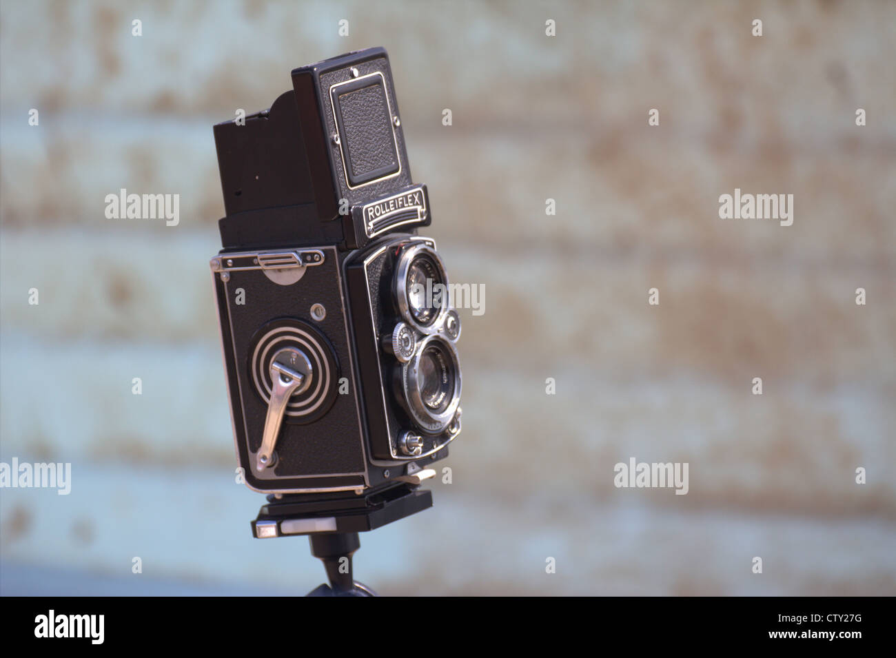 Eine alte Rolleiflex Kamera gegen einen blassen blauen distressed Hintergrund. Stockfoto