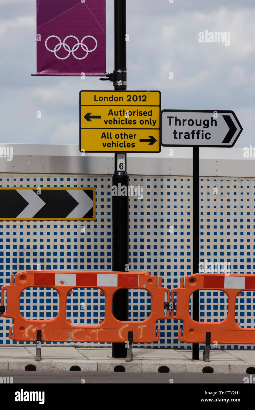 Straße Landschaft in der Nähe des Westfield City-shopping Komplex, Stratford. Auf einer neuen Strecke von kürzlich fertiggestellte für diejenigen umrunden den Umfang der Olympiapark und seine nahe gelegenen Einkaufszentrum. Die äußere Barriere des Olympiaparks ist 2,5 qkm und Kreise eine riesige Fläche von Stadtteil Stratford im Stadtteil Newham. Die neue Landschaft sieht oft unpassend für die Bewohner auf viele schlechte Landgütern, von den Veranstaltungen ausgeschlossen. Aber diese Erneuerung ist das Vermächtnis von der Regierung, die eine bessere Zukunft für diesen Teil des Ost-London versprechen. Stockfoto