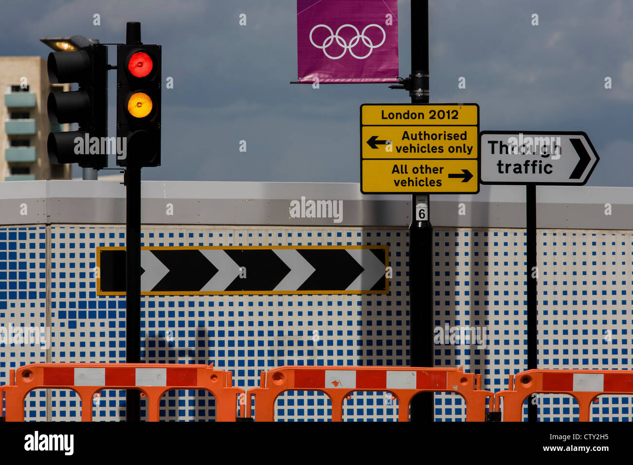 Straße Landschaft in der Nähe des Westfield City-shopping Komplex, Stratford. Auf einer neuen Strecke von kürzlich fertiggestellte für diejenigen umrunden den Umfang der Olympiapark und seine nahe gelegenen Einkaufszentrum. Die äußere Barriere des Olympiaparks ist 2,5 qkm und Kreise eine riesige Fläche von Stadtteil Stratford im Stadtteil Newham. Die neue Landschaft sieht oft unpassend für die Bewohner auf viele schlechte Landgütern, von den Veranstaltungen ausgeschlossen. Aber diese Erneuerung ist das Vermächtnis von der Regierung, die eine bessere Zukunft für diesen Teil des Ost-London versprechen. Stockfoto