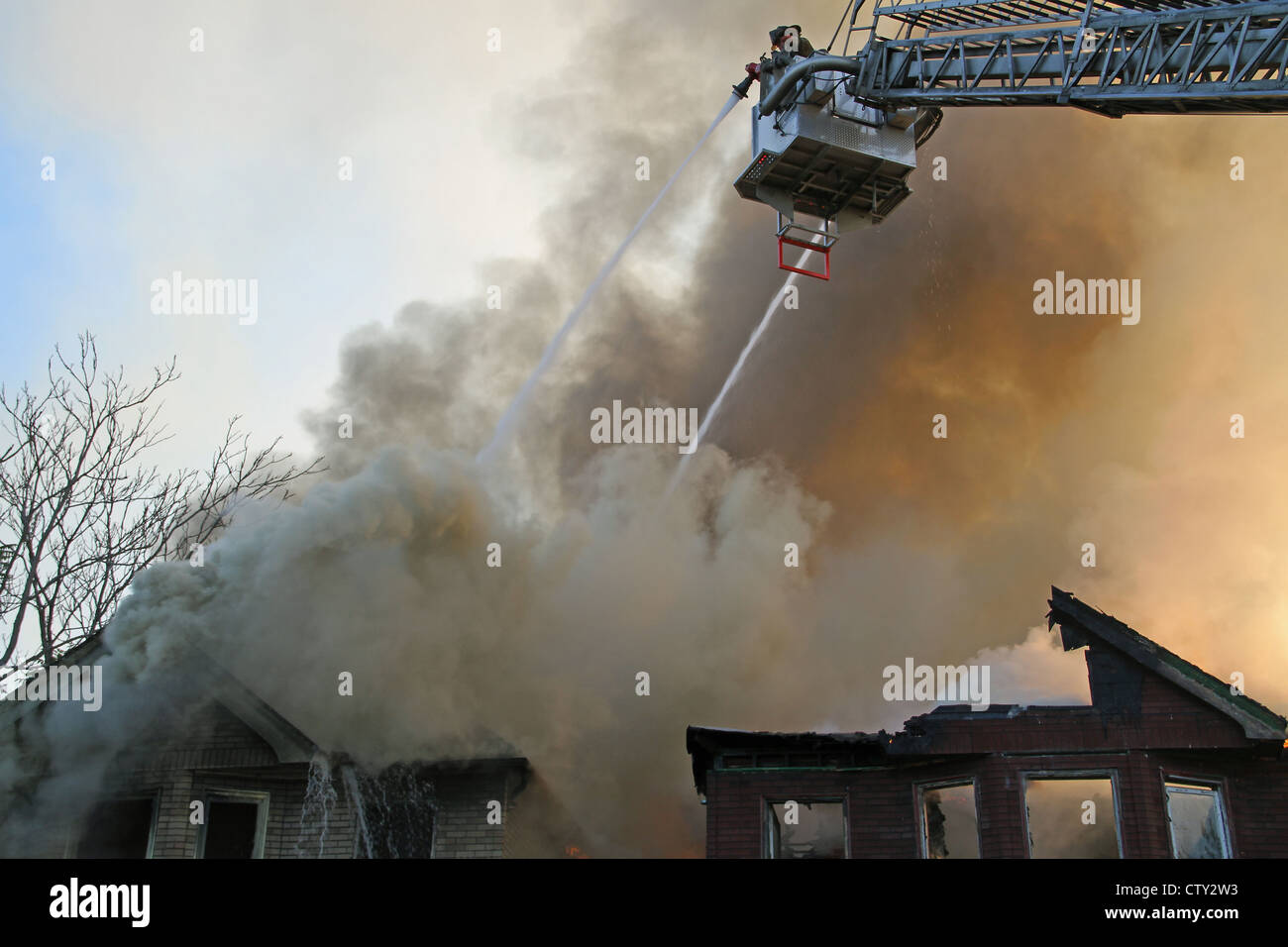 Detroit Feuerwehr Seitenstapler Löschmittel zwei Gebäude Brände, Detroit, Michigan, USA Stockfoto
