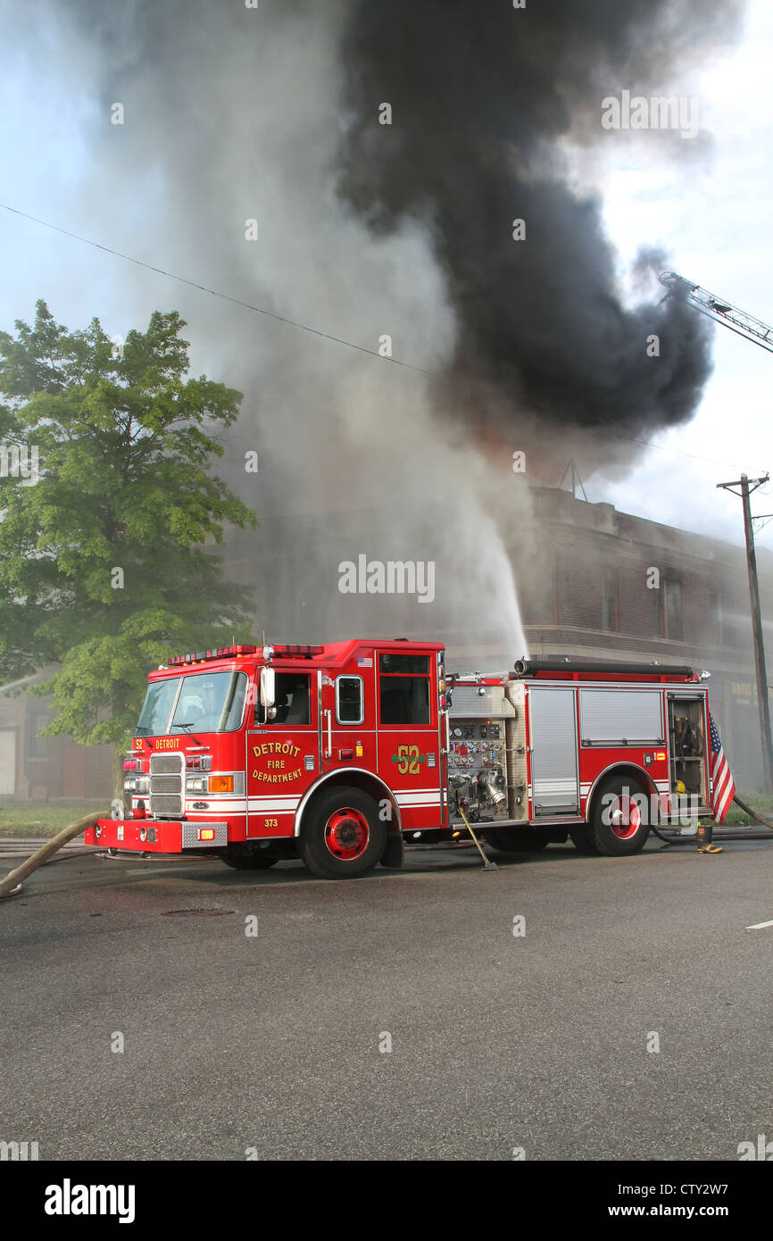 Detroit Fire Engine nutzt seinen Monitor vakanten Geschäftshaus Feuer Detroit Michigan USA zu löschen Stockfoto