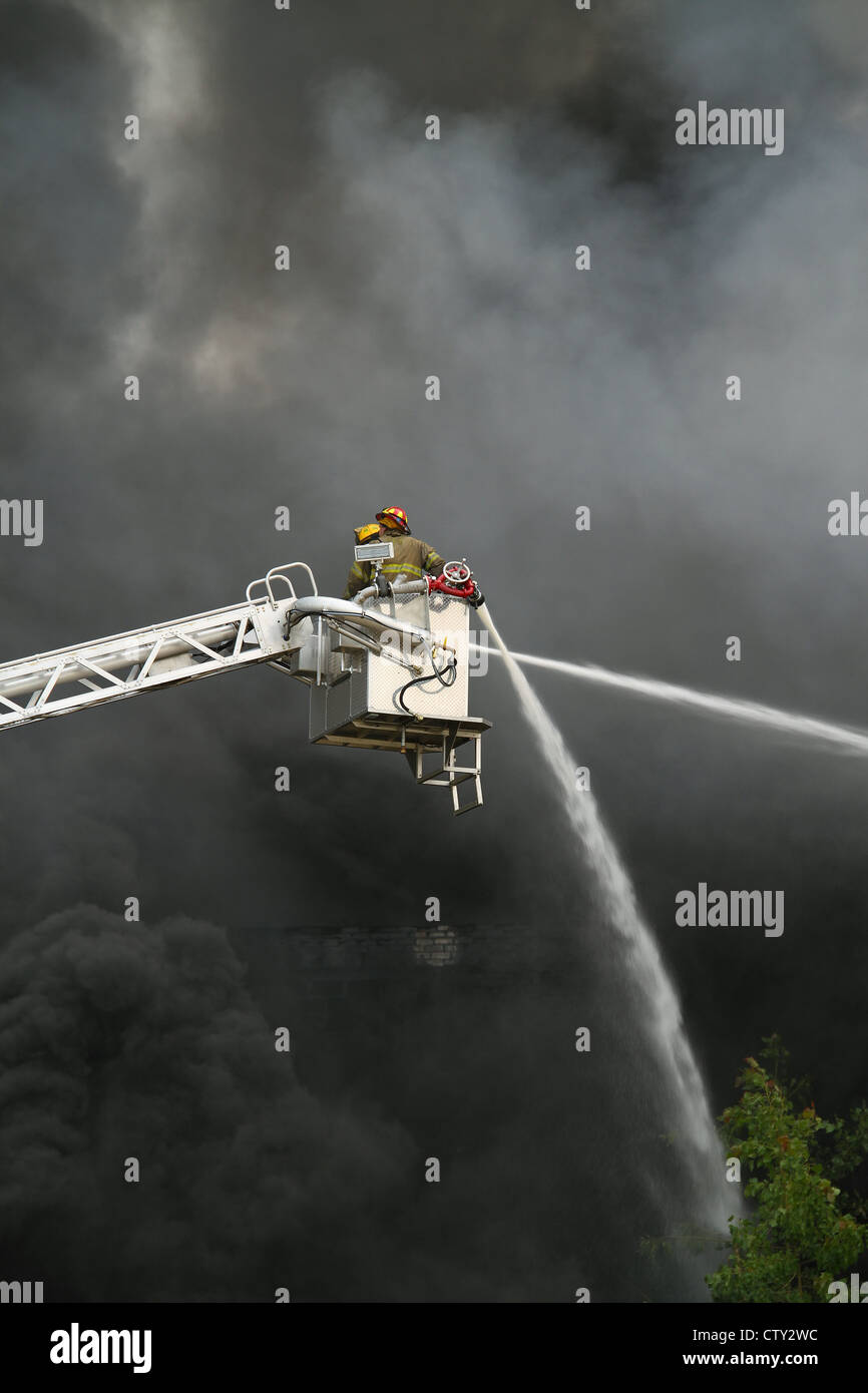 Detroit-Feuerwehr-Hubarbeitsbühne auf mehrere Alarm Feuer in Highland Park, Michigan USA Stockfoto