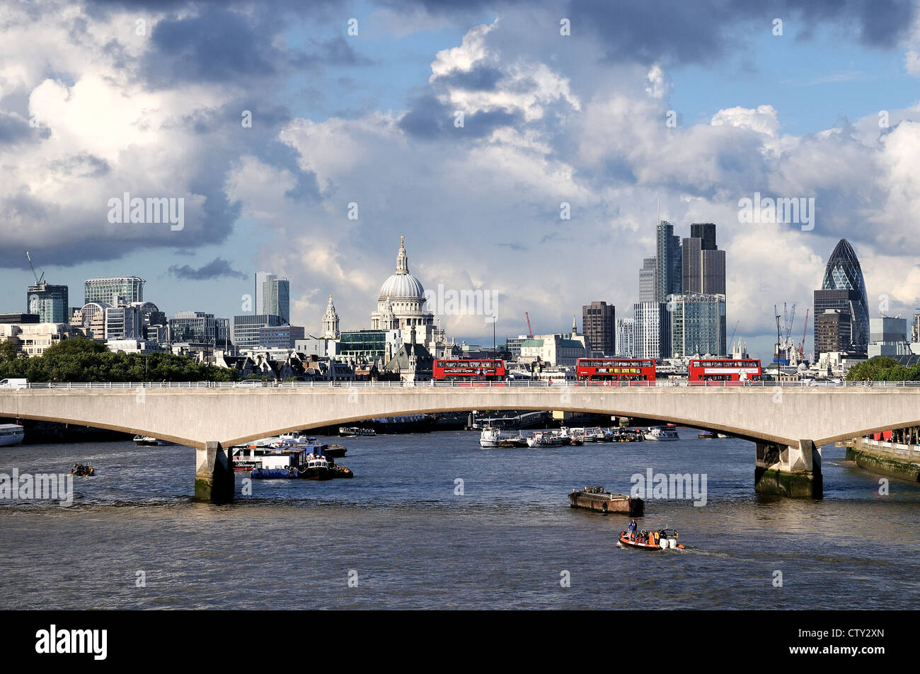Skyline von Waterloo Bridge London und Themse Stockfoto