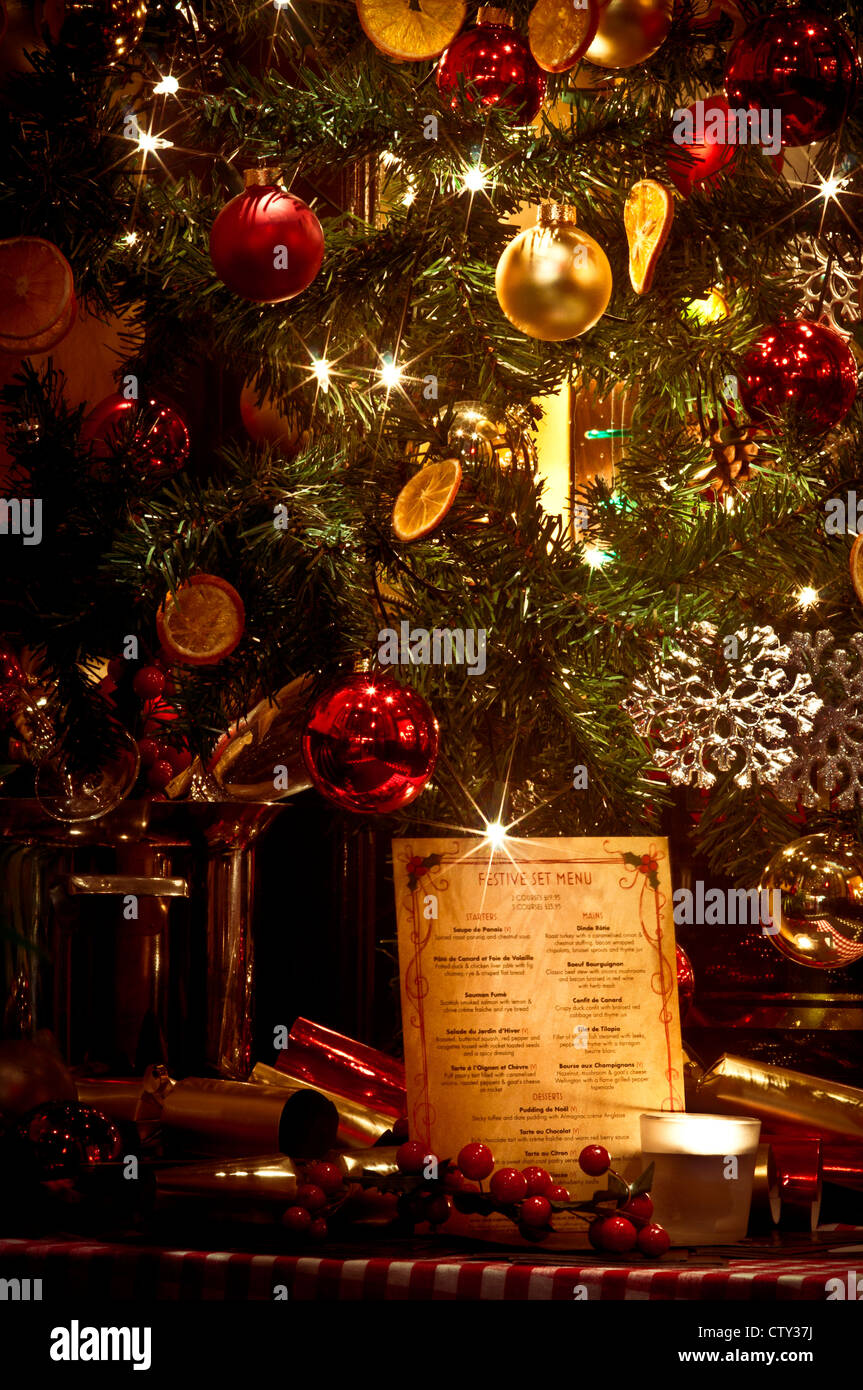 Restaurant Weihnachtsmenü unter Weihnachtsbaum Stockfoto