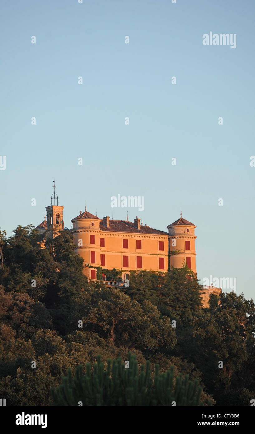 Blick auf das Schloss in Allemagne-En-Provence, ein Wahrzeichen der gotischen Architektur in der Provence, Südfrankreich. Stockfoto