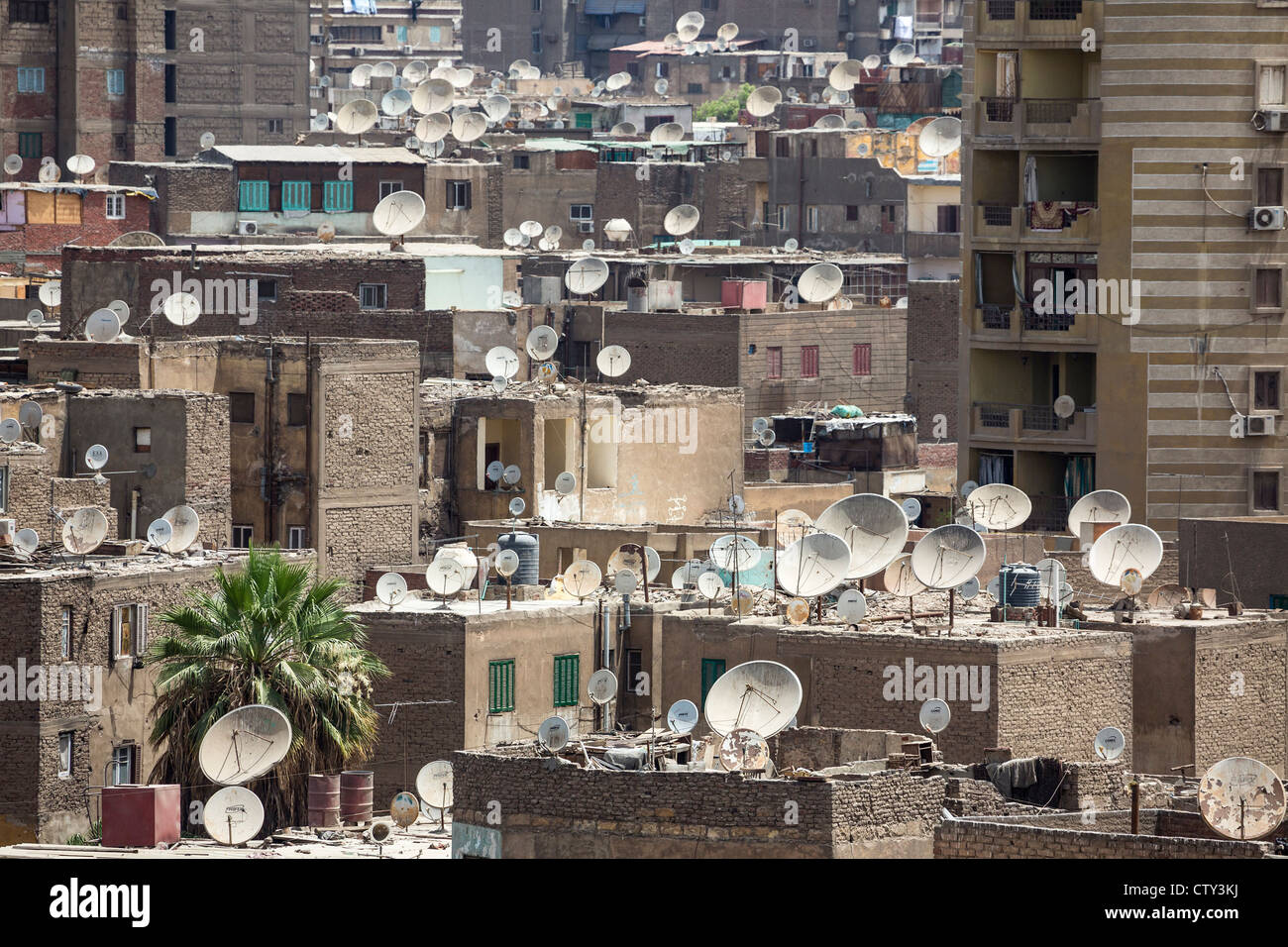 Blick über die Dächer des Gehäuses mit Satellitenschüsseln in der alten Stadt von Kairo, Ägypten Stockfoto
