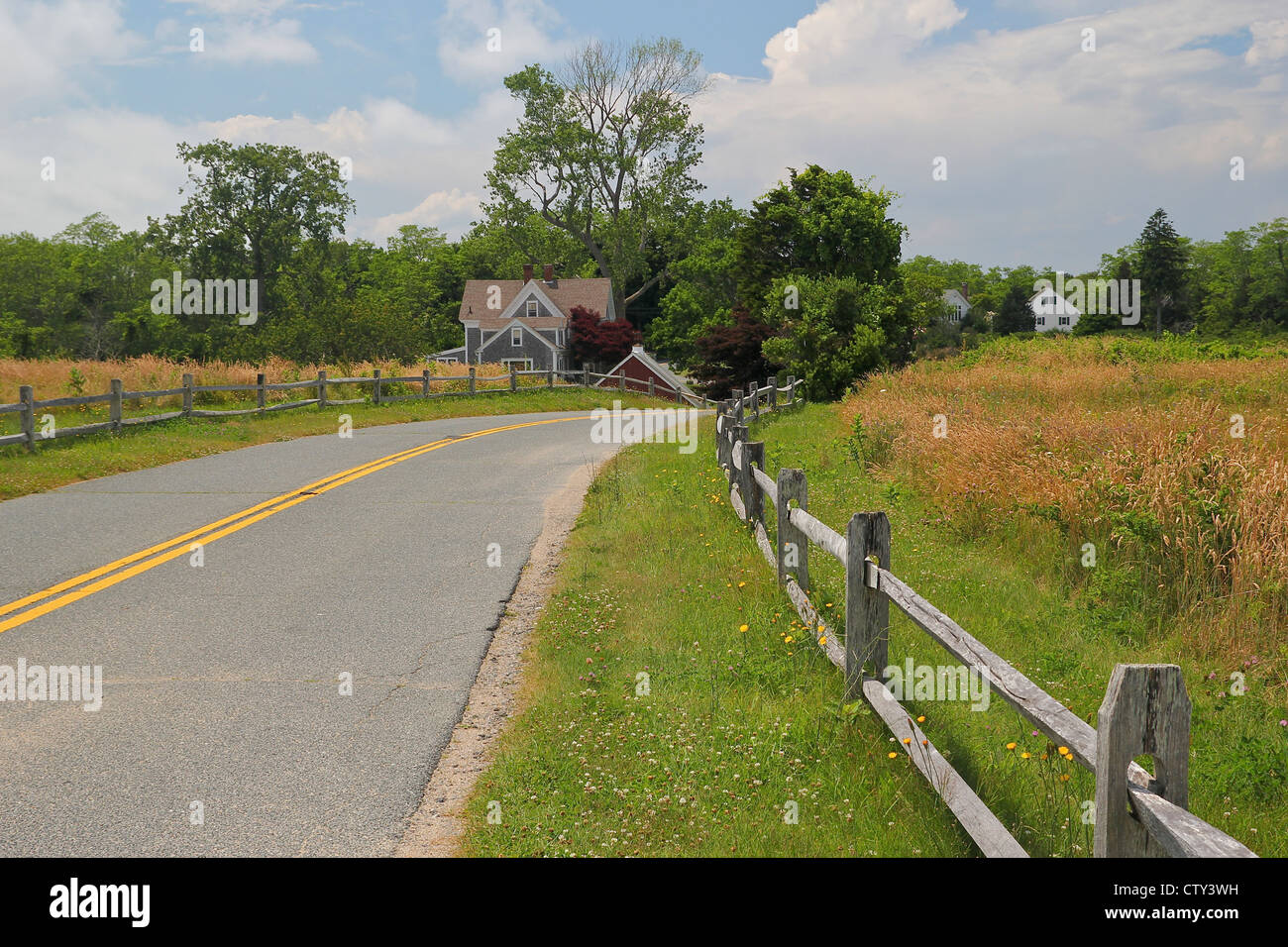 Eine kurvenreiche Straße in Eastham, Cape Cod, Massachusetts Stockfoto