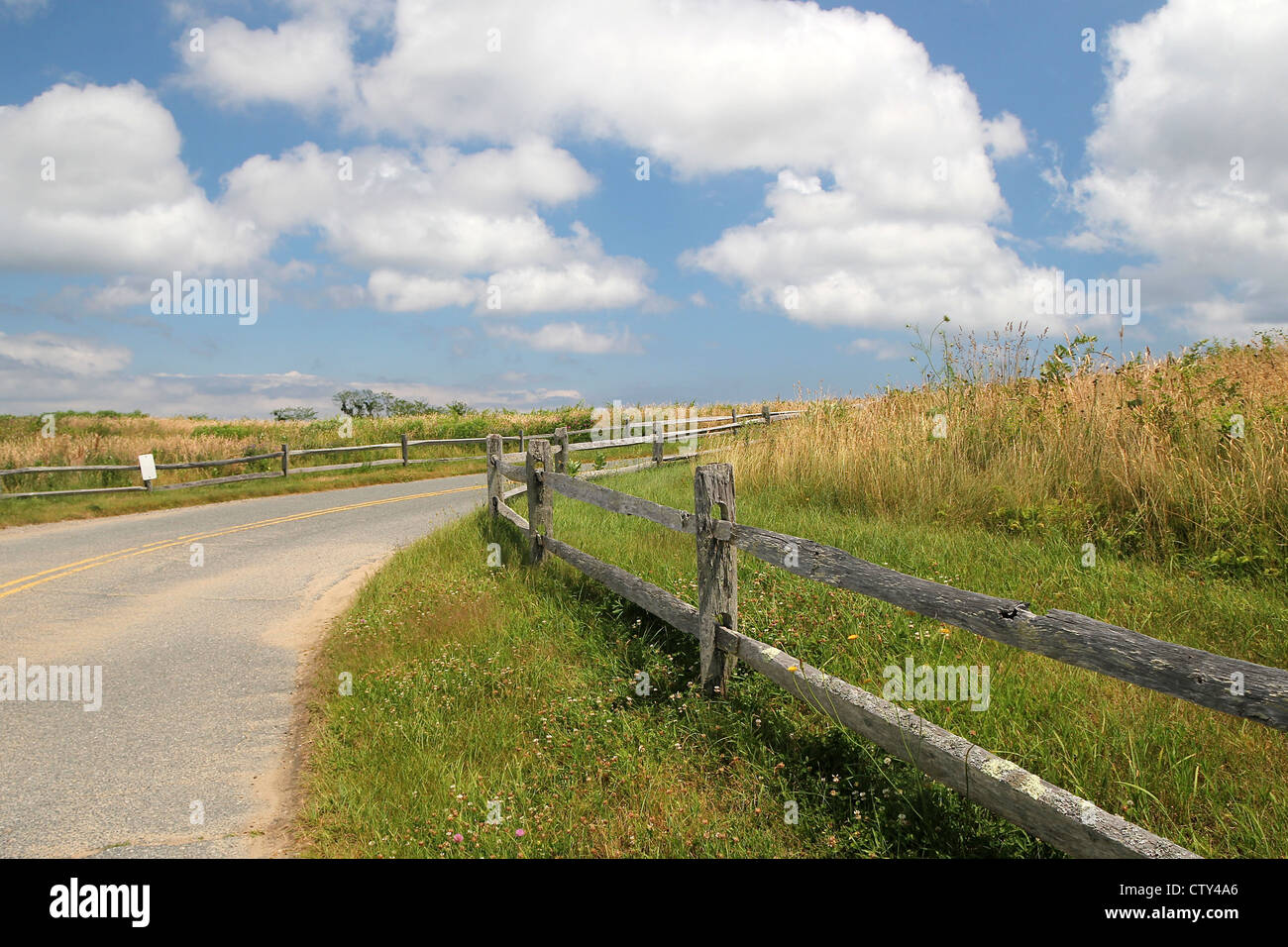 Eine kurvenreiche Straße im Abschnitt Fort Hill Eastham, Cape Cod, Massachusetts Stockfoto