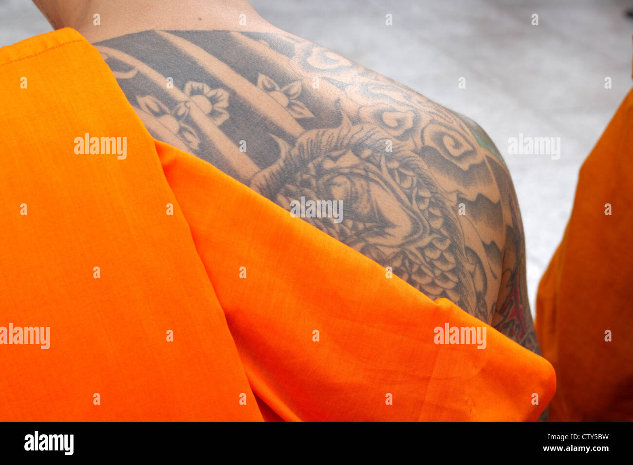 Ein Thai buddhistischer Mönch mit Tattoo am oberen Rücken Stockfoto