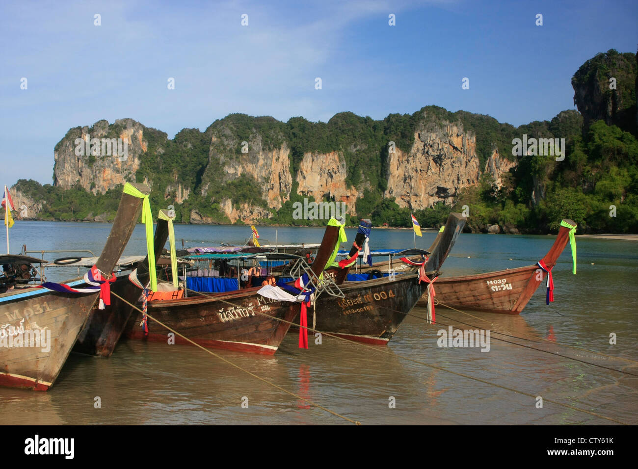 Longtail-Boote am Railay Beach, Krabi, Thailand Stockfoto