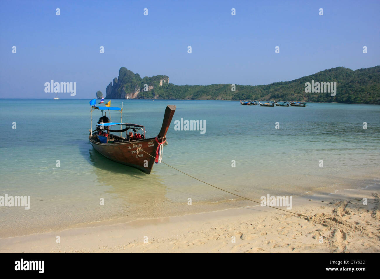 Longtail-Boot am Strand, Insel Phi Phi Don, Thailand Stockfoto