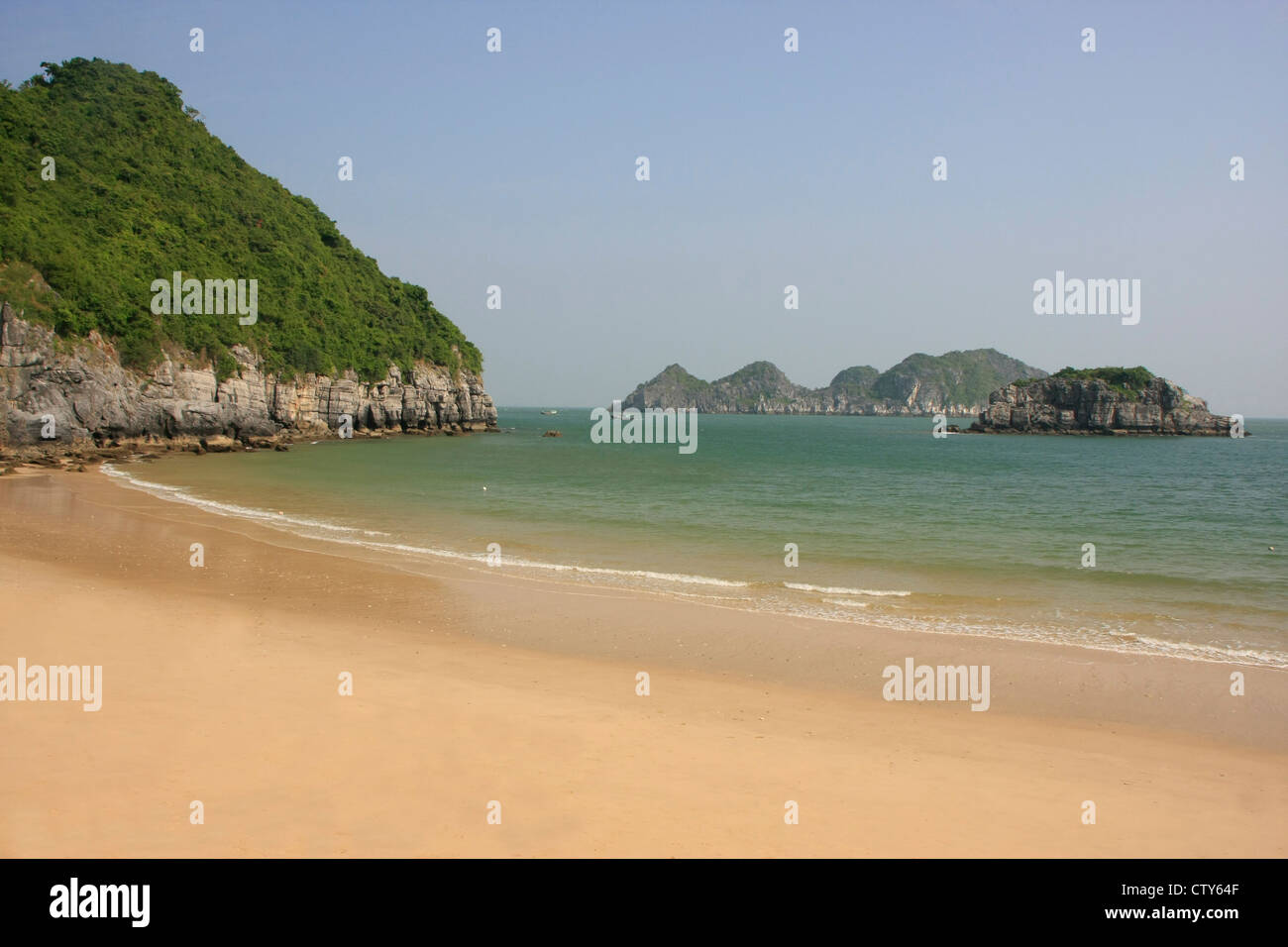Leerer Strand, Cat Ba Insel, Halong Bucht, Vietnam Stockfoto
