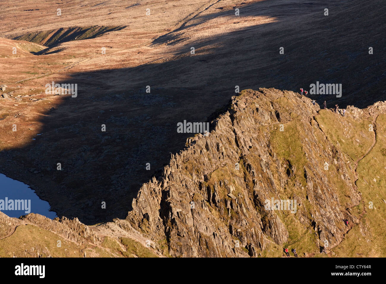Wanderer auf Striding Edge, Lakelandpoeten, Lake District, Cumbria, England, UK Stockfoto