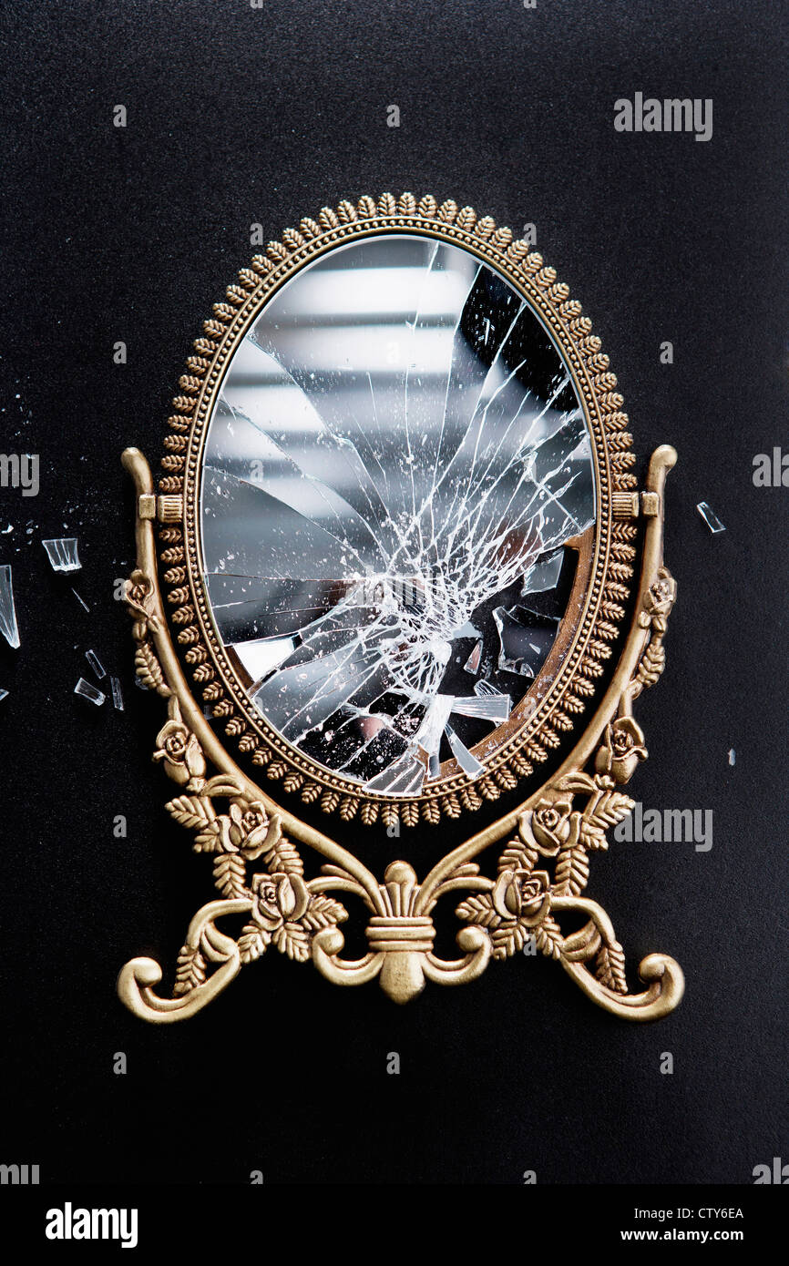 Ein zerbrochener Spiegel Stockfotografie - Alamy