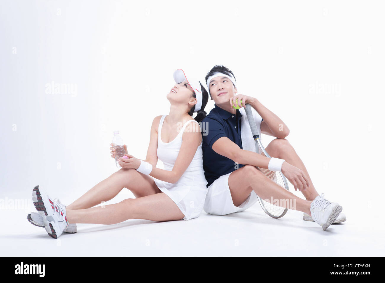 Männliche und weibliche Tennisspieler eine Pause Stockfoto