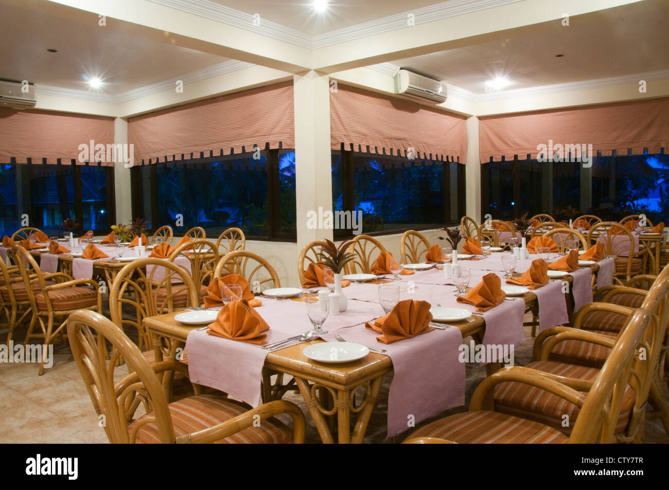 Tisch im Restaurant in einem Hotel in Indien Stockfoto