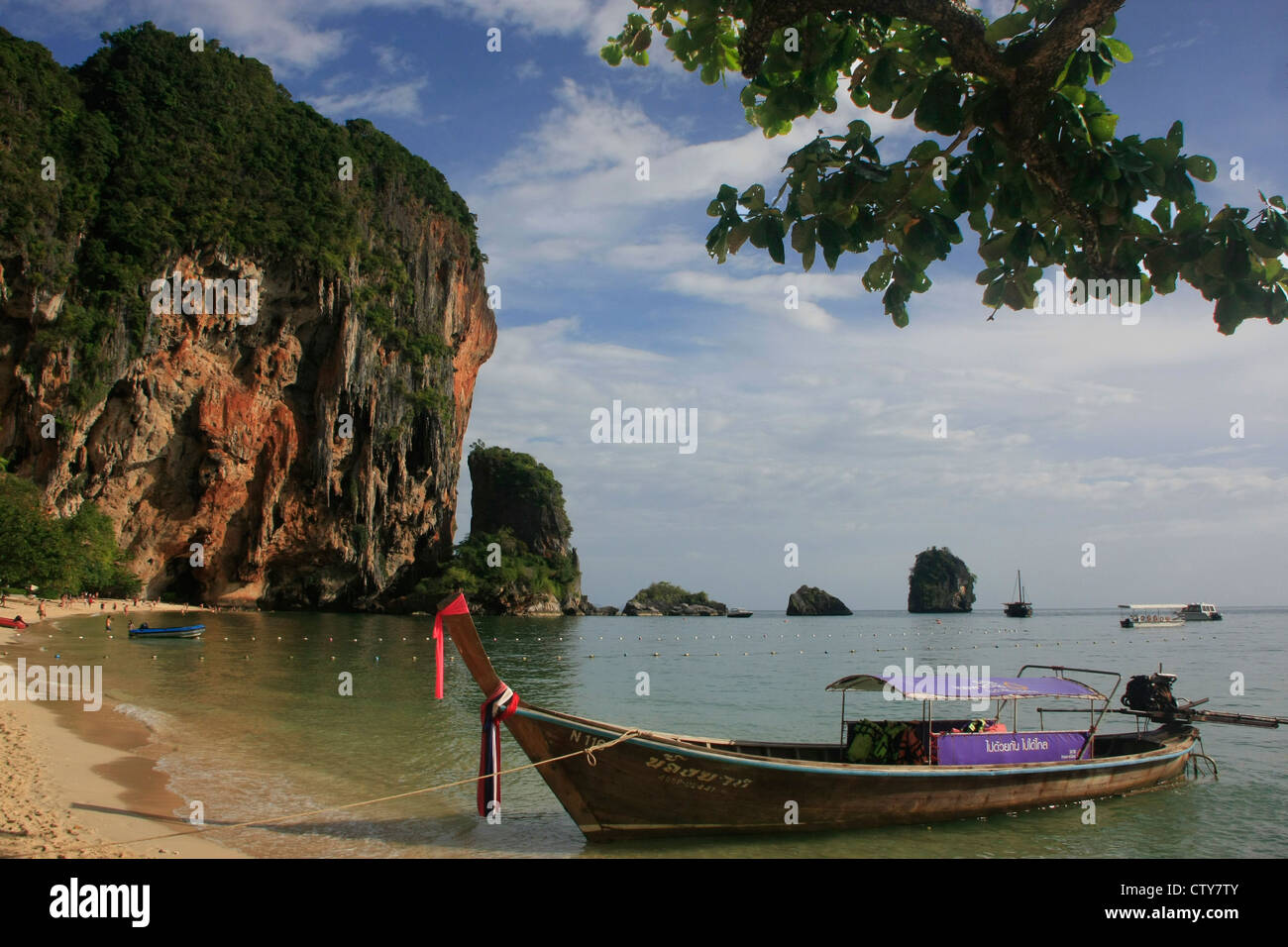 Longtail-Boot am Railay Beach, Krabi, Thailand Stockfoto