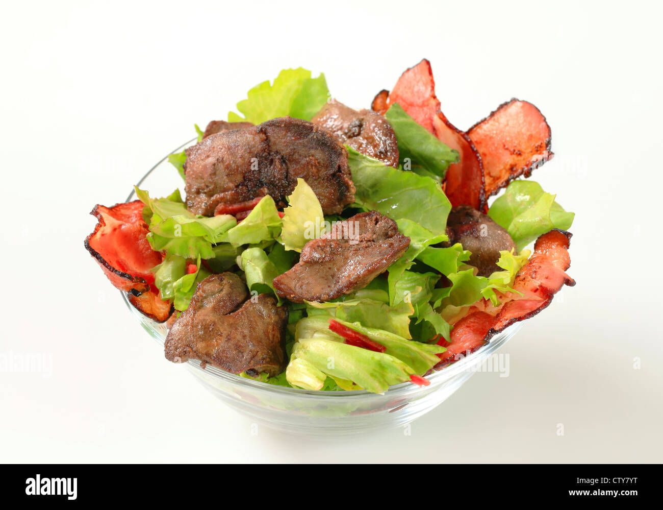 Hähnchen-Leber-Salat mit knusprigen Speckstreifen Stockfoto