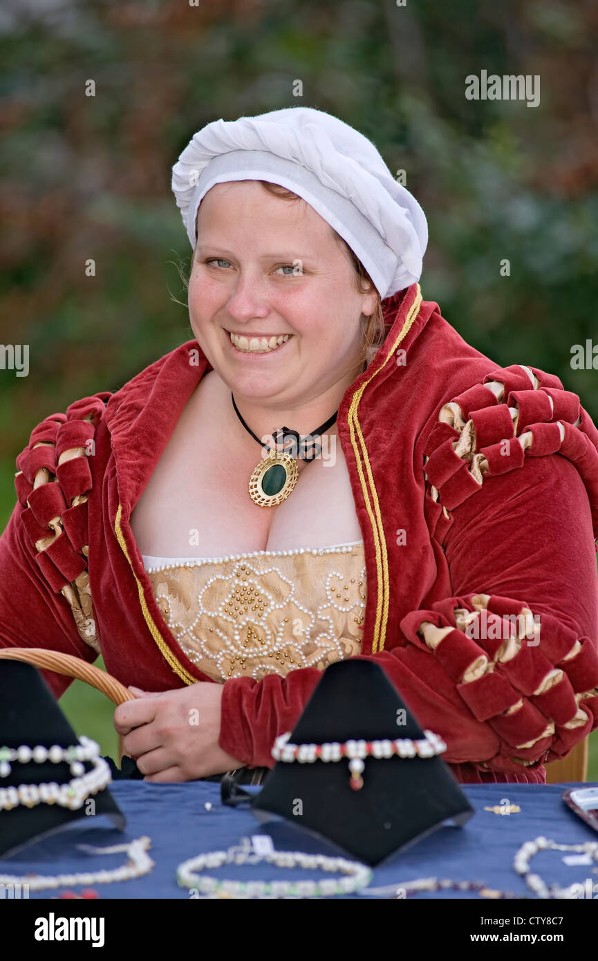 Frau mit mittelalterlichen Maske auf Gotland Stockfoto