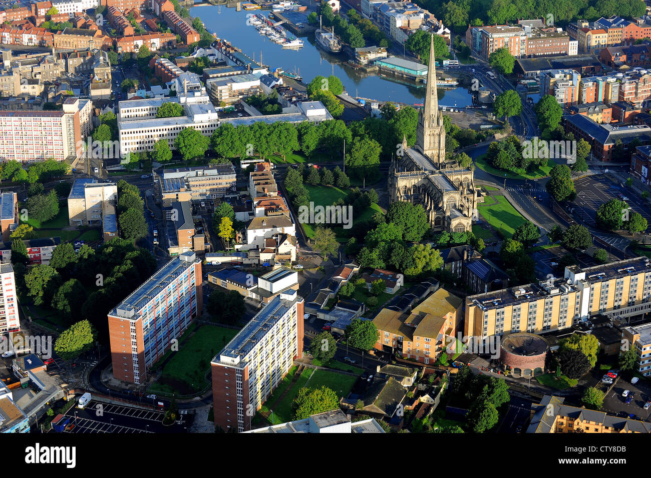 Luftaufnahme von St. Mary Redcliffe Anglican Pfarrkirche befindet sich im Stadtteil Redcliffe der englischen Hafen Stadt von Bristol. Stockfoto