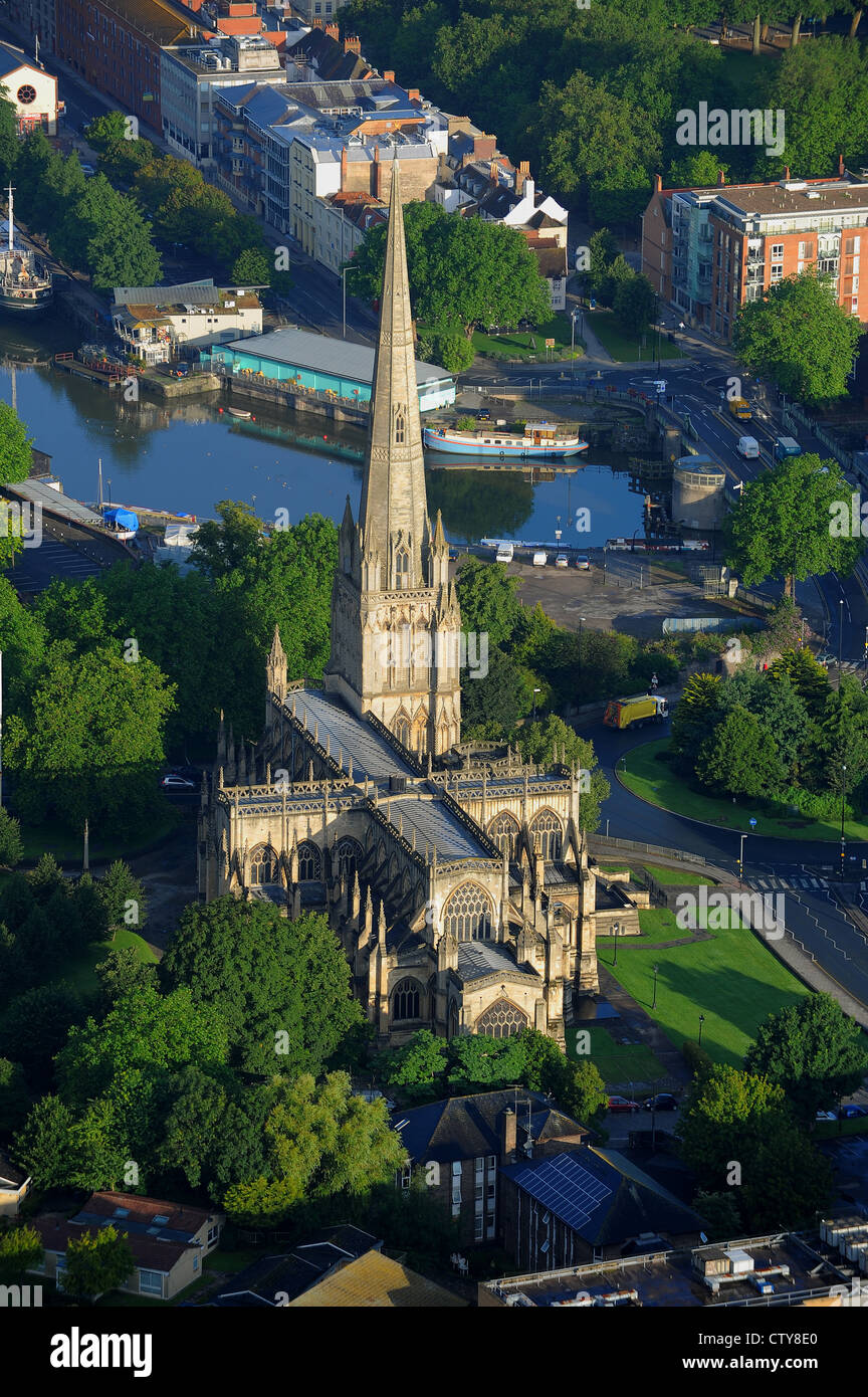 Luftaufnahme von St. Mary Redcliffe Anglican Pfarrkirche befindet sich im Stadtteil Redcliffe der englischen Hafen Stadt von Bristol. Stockfoto