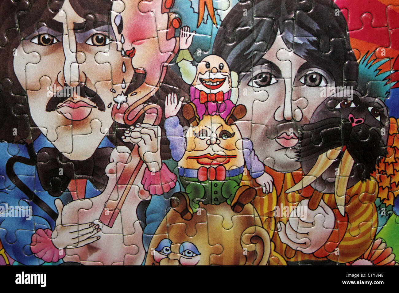 Beatles-Puzzle zeigt George Harrison und Paul McCartney zusammen mit Figuren aus dem Lied "I 'm The Walrus" Stockfoto