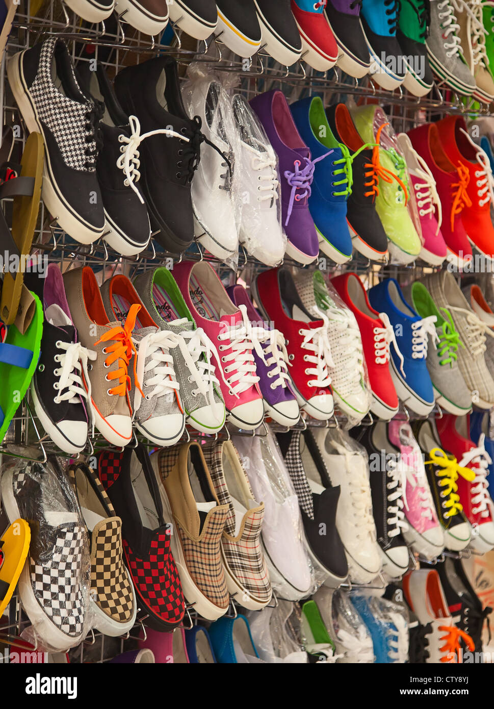 Vielfalt der bunten Lederschuhe im shop Stockfoto