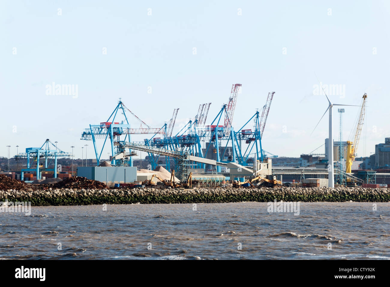Krane und Hebezeuge in den Hafen von Liverpool Seaforth Container docks Stockfoto