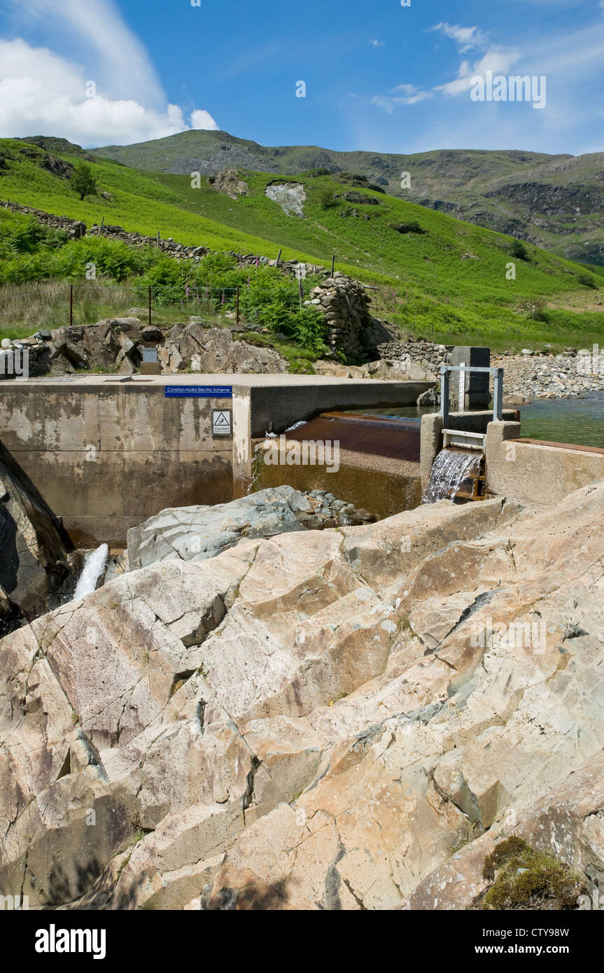 Coniston Wasserkraftwerk im Sommer Kirche Beck Coppermines Valley Coniston Cumbria England Vereinigtes Königreich GB Großbritannien Stockfoto