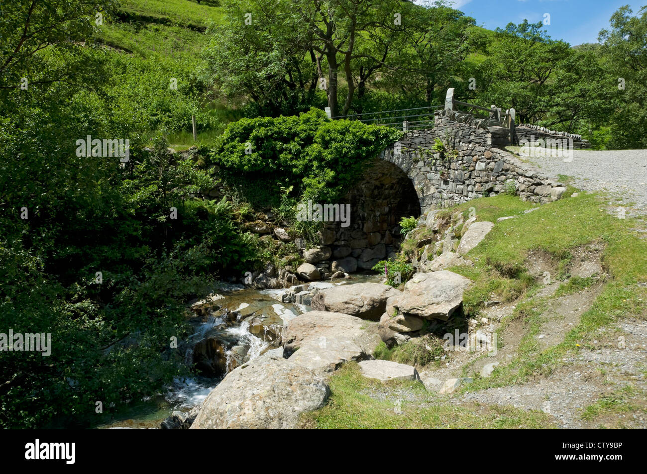 Brücke über die Kirche Beck im Sommer in der Nähe des Coniston Cumbria Lake District National Park England Vereinigtes Königreich GB Großbritannien Stockfoto