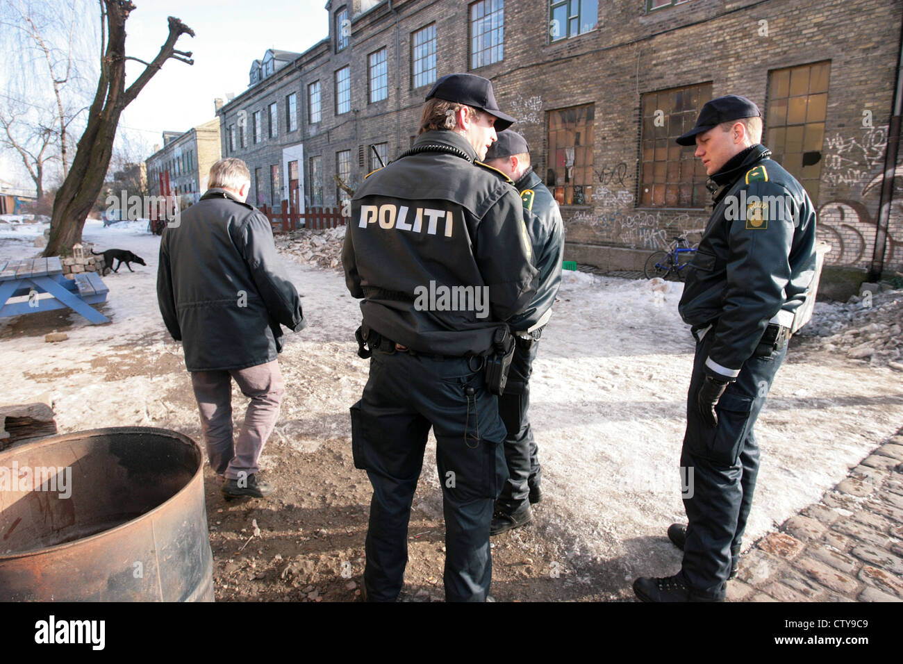 Polizei patrouillieren Christiania Nachbarschaft, Freetown Christiania, Kopenhagen, Dänemark. Stockfoto
