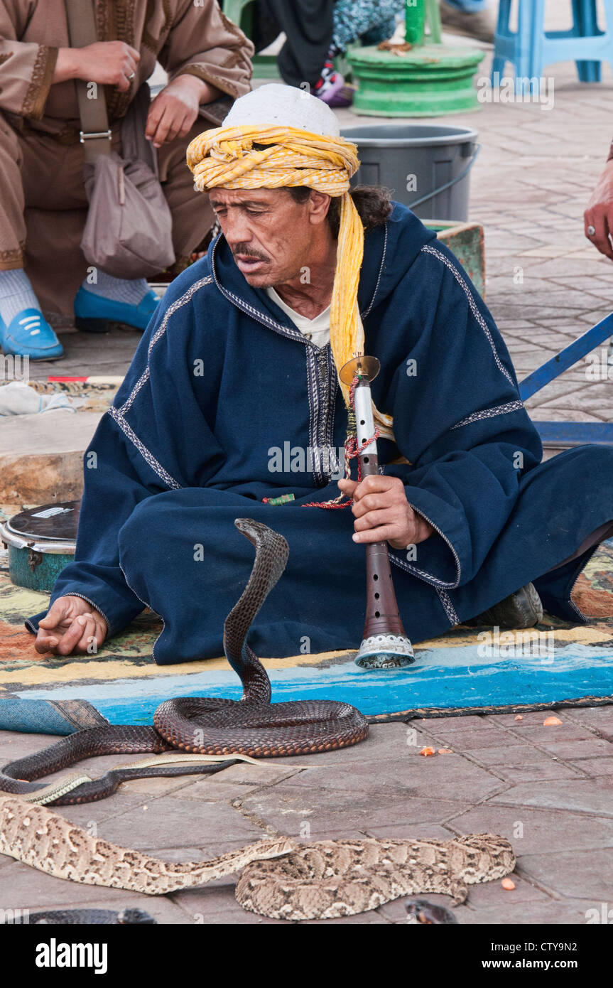 Schlangenbeschwörer in der Djemma el Fna in Marrakesch, Marokko Stockfotografie - Alamy