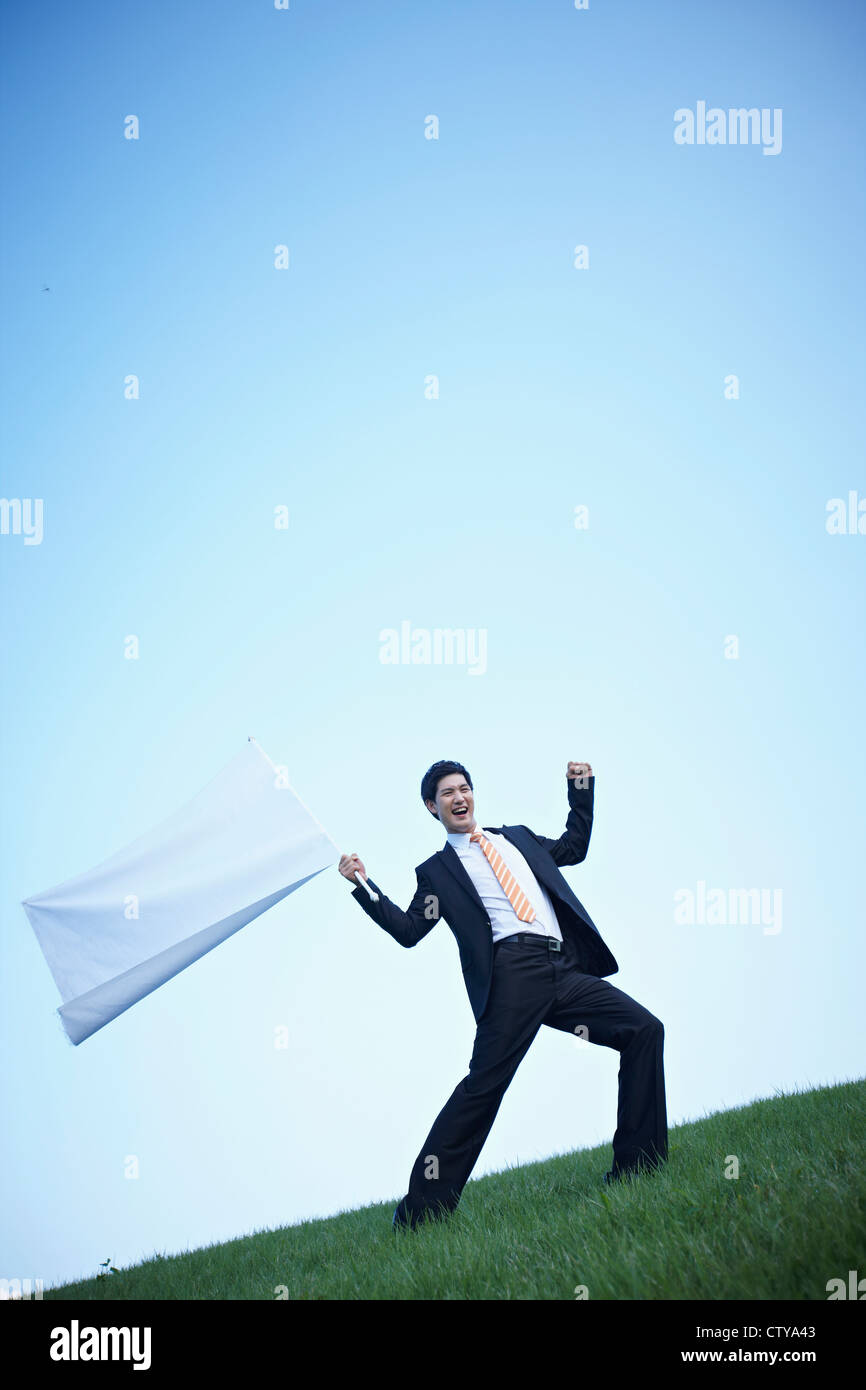 Ein Geschäftsmann hält die weiße Fahne Stockfoto