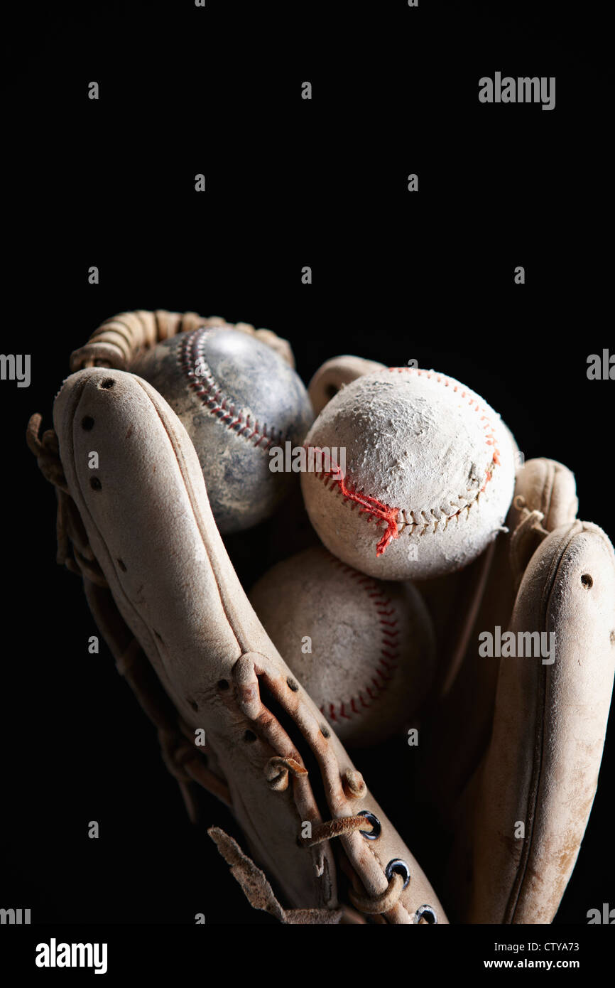 Baseballs in einem Handschuh abgenutzt Stockfoto