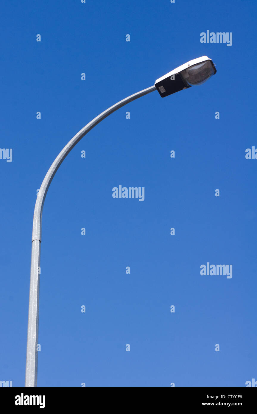 eine Straßenlaterne mit blauem Himmel Hintergrund Stockfoto