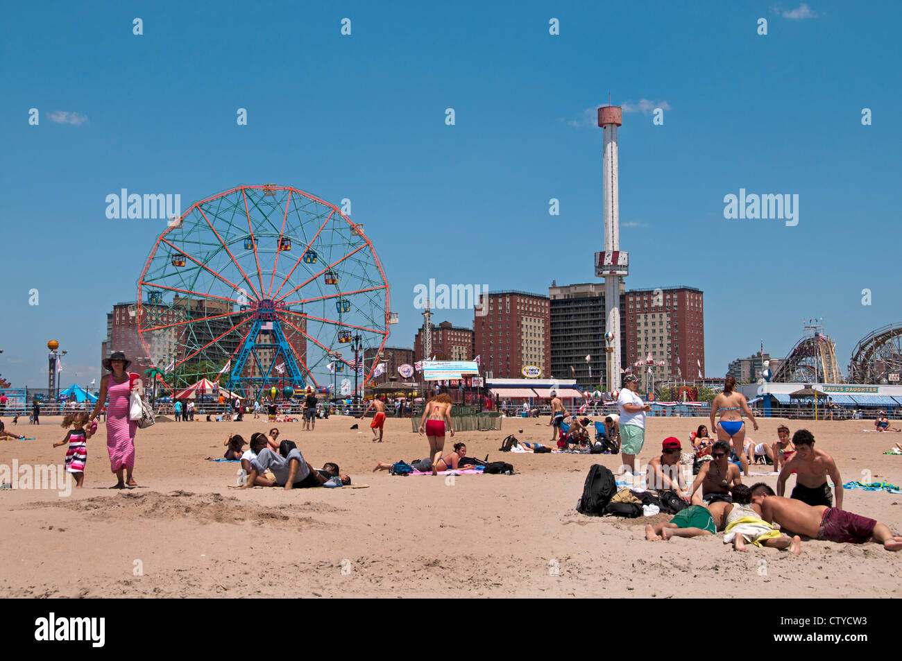 Deno es Wonder Wheel Vergnügungspark Coney Island Luna Beach Boardwalk Brooklyn New York Stockfoto