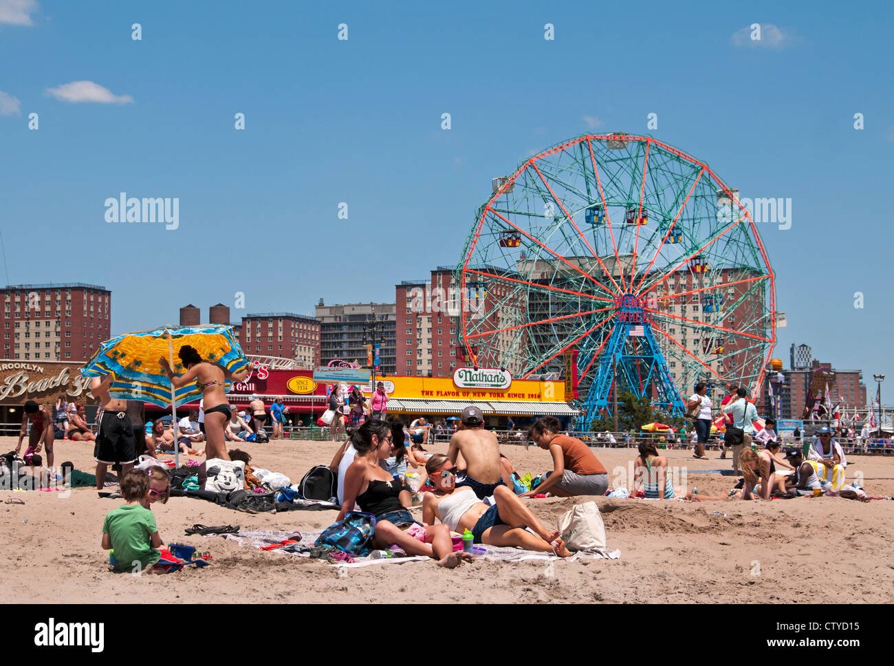 Deno es Wonder Wheel Vergnügungspark Coney Island Luna Beach Boardwalk Brooklyn New York Stockfoto