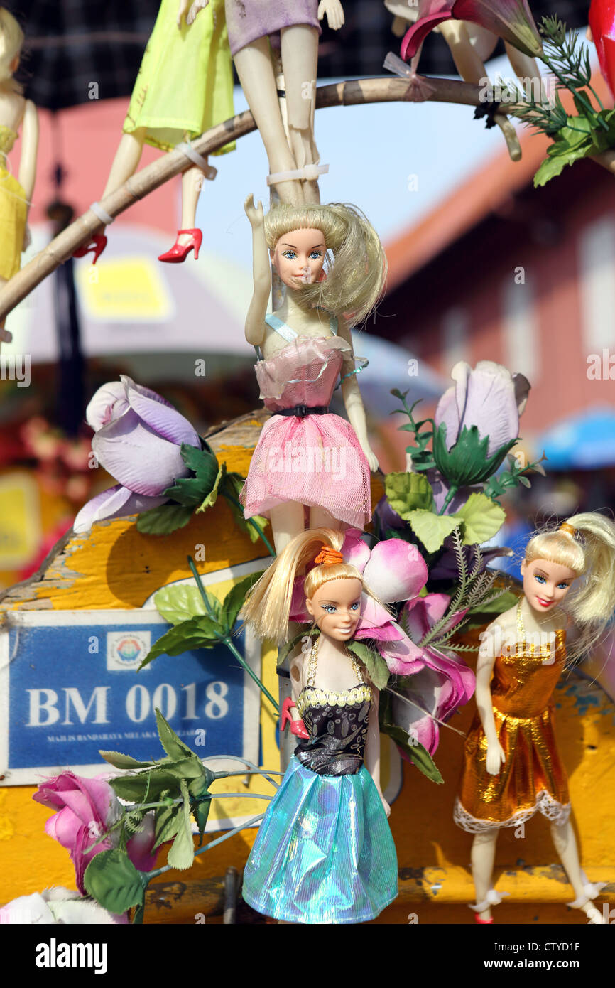 Barbie-Puppen dekorieren die Rückseite der Rikscha Fahrrad in Melaka. Stockfoto