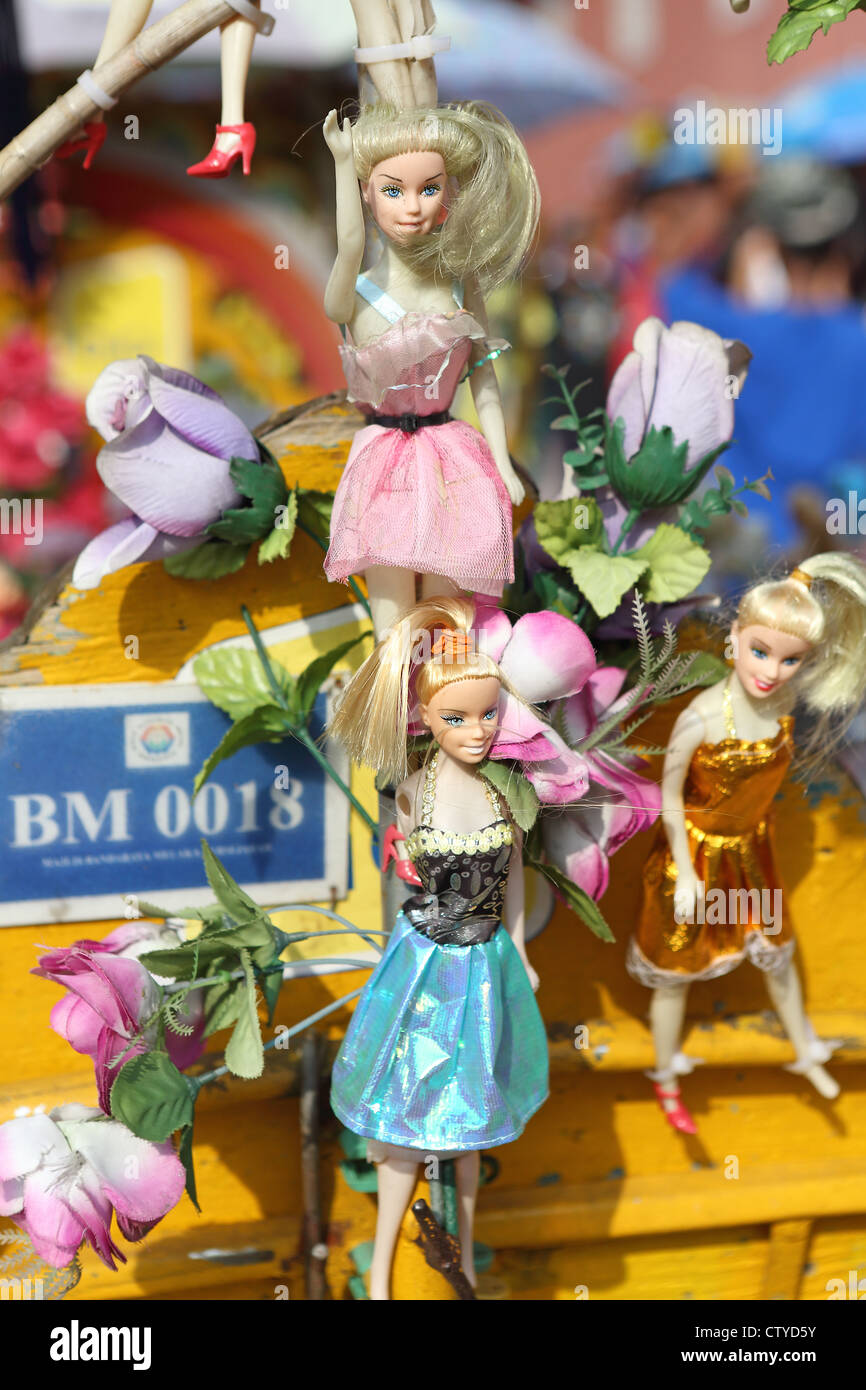 Barbie-Puppen dekorieren die Rückseite der Rikscha Fahrrad in Melaka. Stockfoto